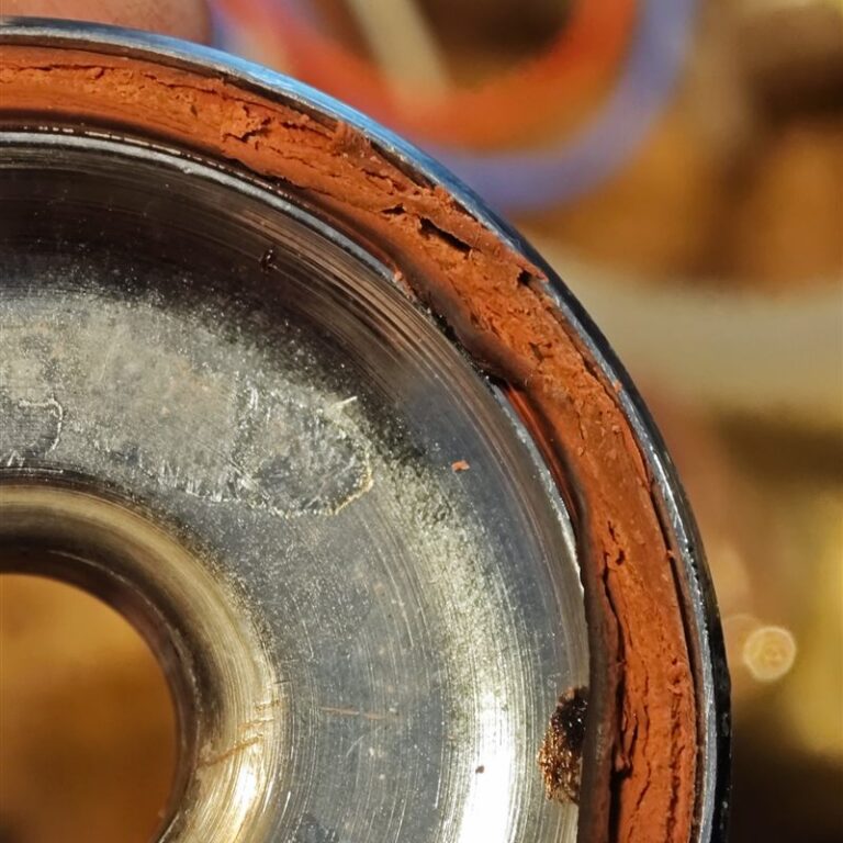 Verschlissene Dichtung aus einer La Piccola Espressomaschine – Zeit für einen Wechsel